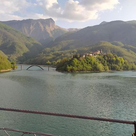 Casa Vacanze Al Colletto - Con Terrazza Panoramica In Centro Storico Vagli di Sotto Ngoại thất bức ảnh