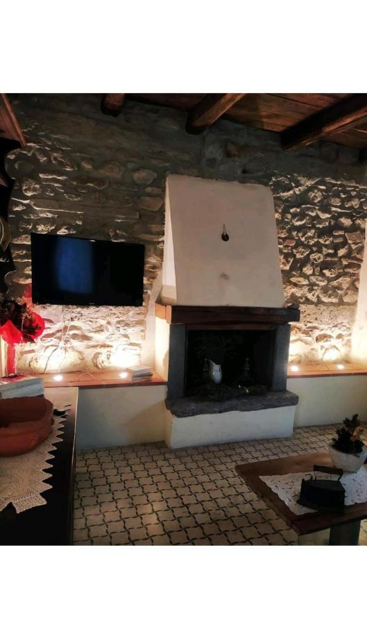 Casa Vacanze Al Colletto - Con Terrazza Panoramica In Centro Storico Vagli di Sotto Ngoại thất bức ảnh