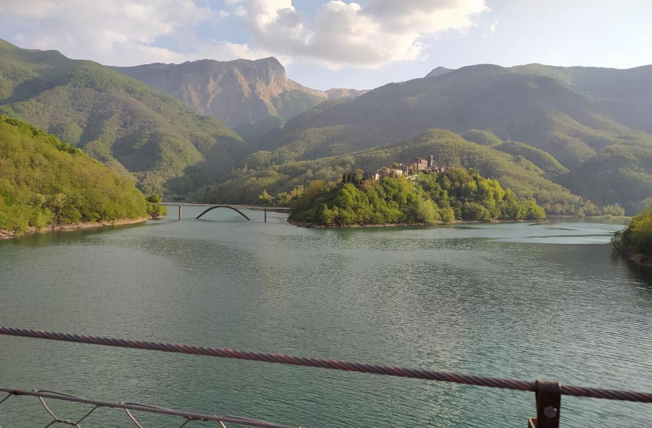Casa Vacanze Al Colletto - Con Terrazza Panoramica In Centro Storico Vagli di Sotto Ngoại thất bức ảnh